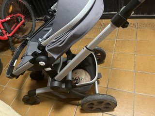 Carrito de bebé gris