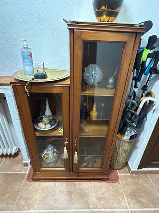 Mueble de entrada de madera y cristal. Con dos alt