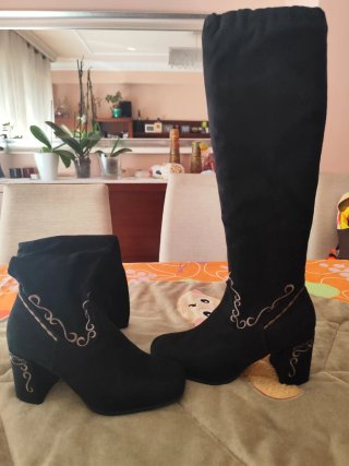 Botas Altas Negras con Bordados