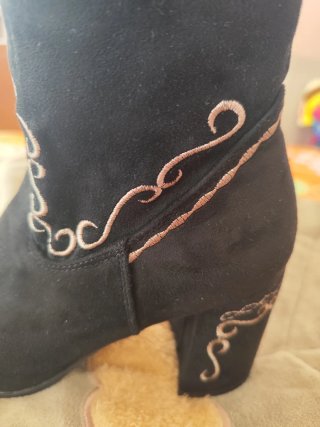Botas Altas Negras con Bordados