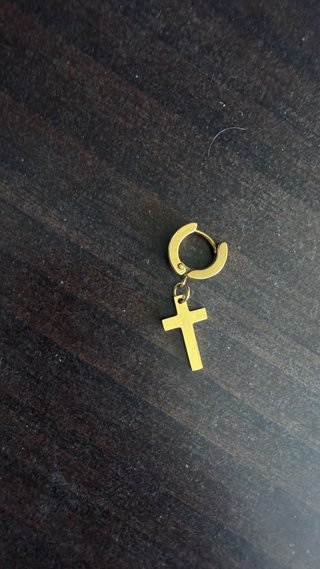Pendiente de Aro con Cruz.  15 euros