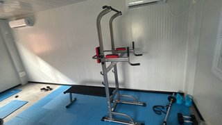 Banco de abdominales y pesas
