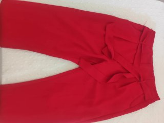 Pantalón rojo con cinturón