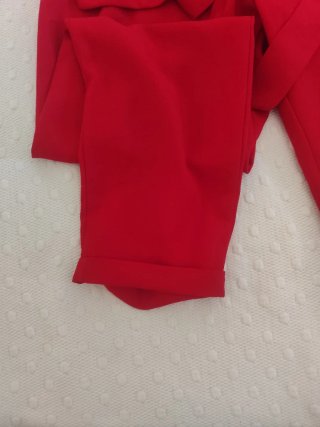 Pantalón rojo con cinturón