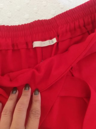 Pantalón rojo con cinturón