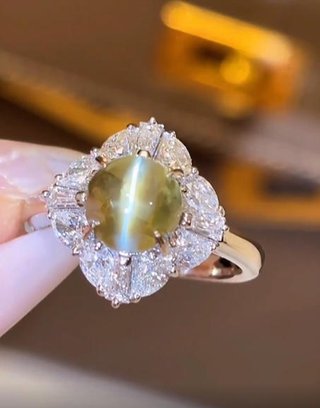 Anillo de oro con gema verde