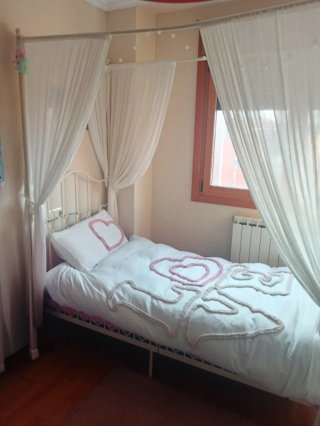 Cama de forja blanca con dosel
