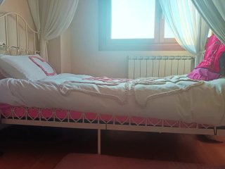 Cama de forja blanca con dosel