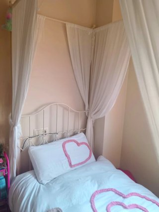 Cama de forja blanca con dosel