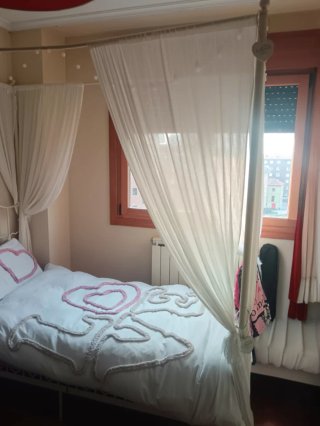 Cama de forja blanca con dosel
