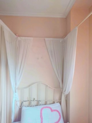 Cama de forja blanca con dosel