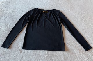 Top Michael Kors nero con catena dorata