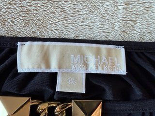 Top Michael Kors nero con catena dorata
