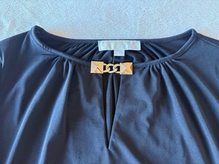Top Michael Kors nero con catena dorata