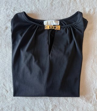 Top Michael Kors nero con catena dorata