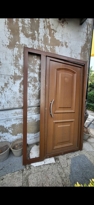 Porta castanha com moldura e vidro