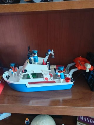 Barco de Playmobil con figuras