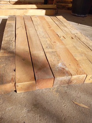 Listones, vigas, palos, postes, puntales de madera