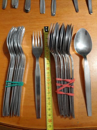 20 cucharas y 17 tenedores de metal
