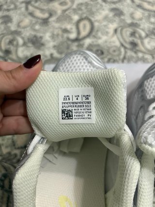 Zapatillas Asics Blancas y Plateadas