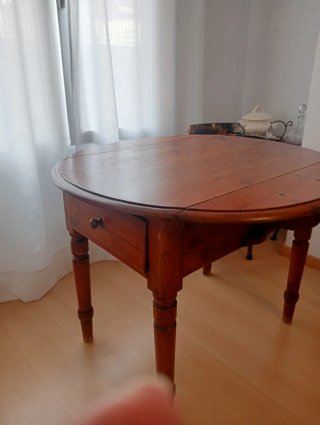 Mesa antigua extensible de madera