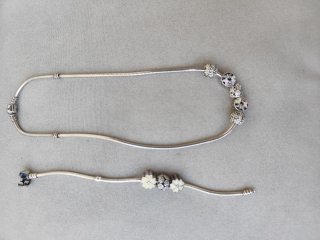 Pulsera y collar Pandora con charms
