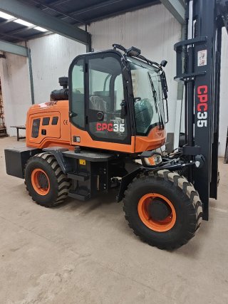 Carretilla elevadora 4x4 3.5 Tn