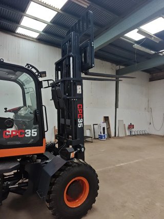 Carretilla elevadora 4x4 3.5 Tn