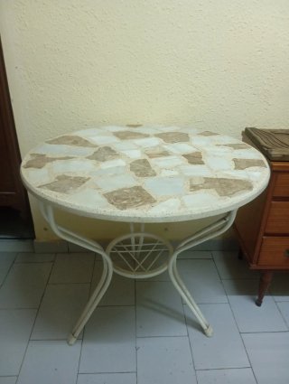Mesa Redonda de Mármol, base de Metal