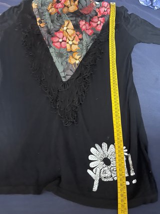 Camiseta Desigual con pañuelo y flecos