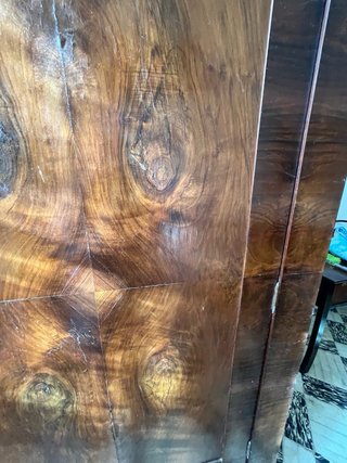 Armario Ropero Antiguo de Madera de raíz.
