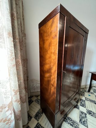 Armario Ropero Antiguo de Madera de raíz.