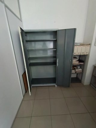 Armario metálico gris y blanco