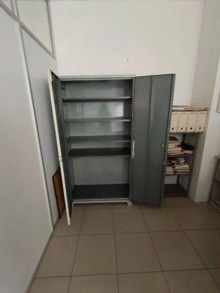 Armario metálico gris y blanco