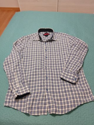 Camisa de cuadros azul y blanca