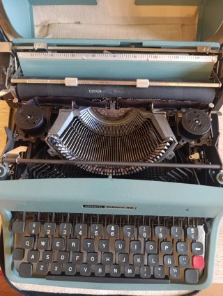 Máquina de escribir vintage con maletín. Olivetti