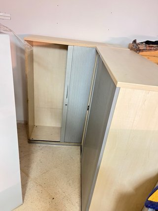 Armario de oficina con puerta persiana