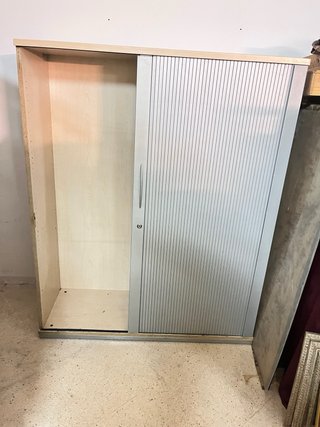 Armario de oficina con puerta persiana
