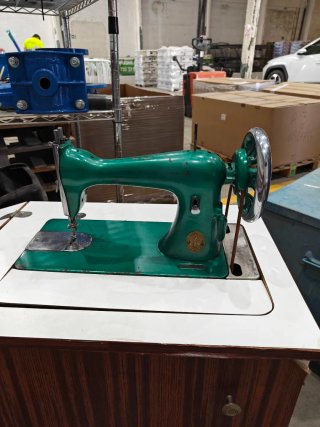 Máquina de coser Singer antigua con mueble