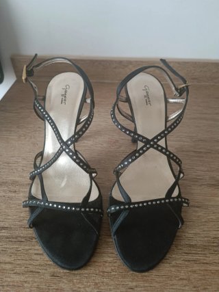Sandalias de tacón Gayper negras con pedrería