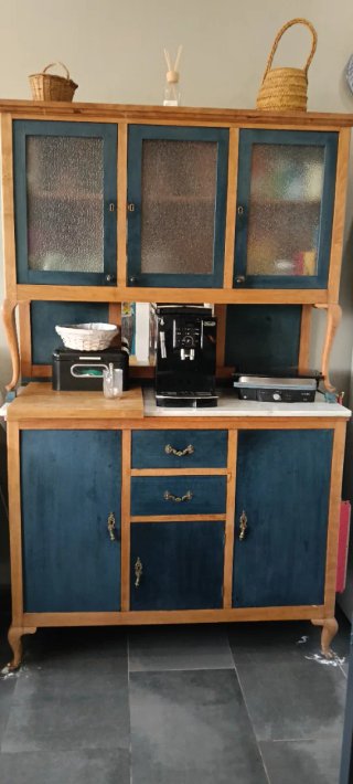 Mueble de madera y cristal azul