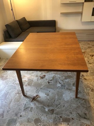 Mobile sala con vetrine, cassetti e stipi e tavolo