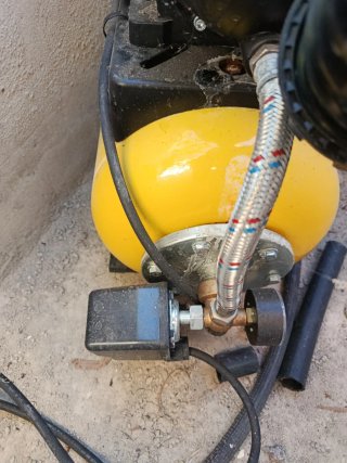 Bomba de agua amarilla