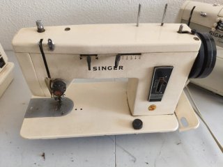 Máquina de coser Singer beige