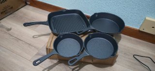 Set de 4 Sartenes y Parrilla de Hierro