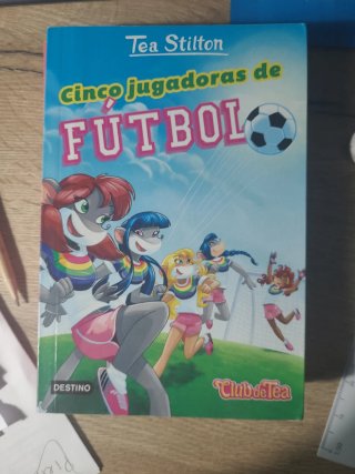 Cinco jugadoras de fútbol