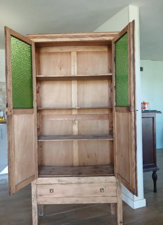 Mueble de madera con puertas de cristal