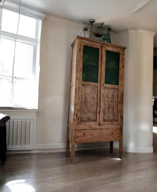 Mueble de madera con puertas de cristal