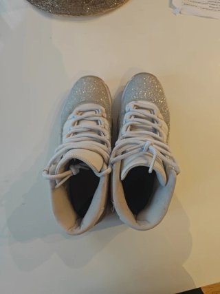Zapatillas Jordan Plata y Blanco