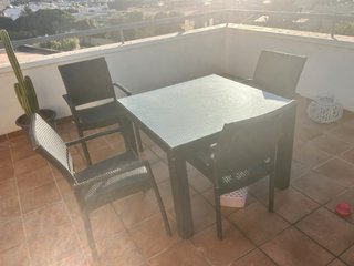 VENDO MESA Y CUATRO SILLAS EXTERIOR, MUEBLES
